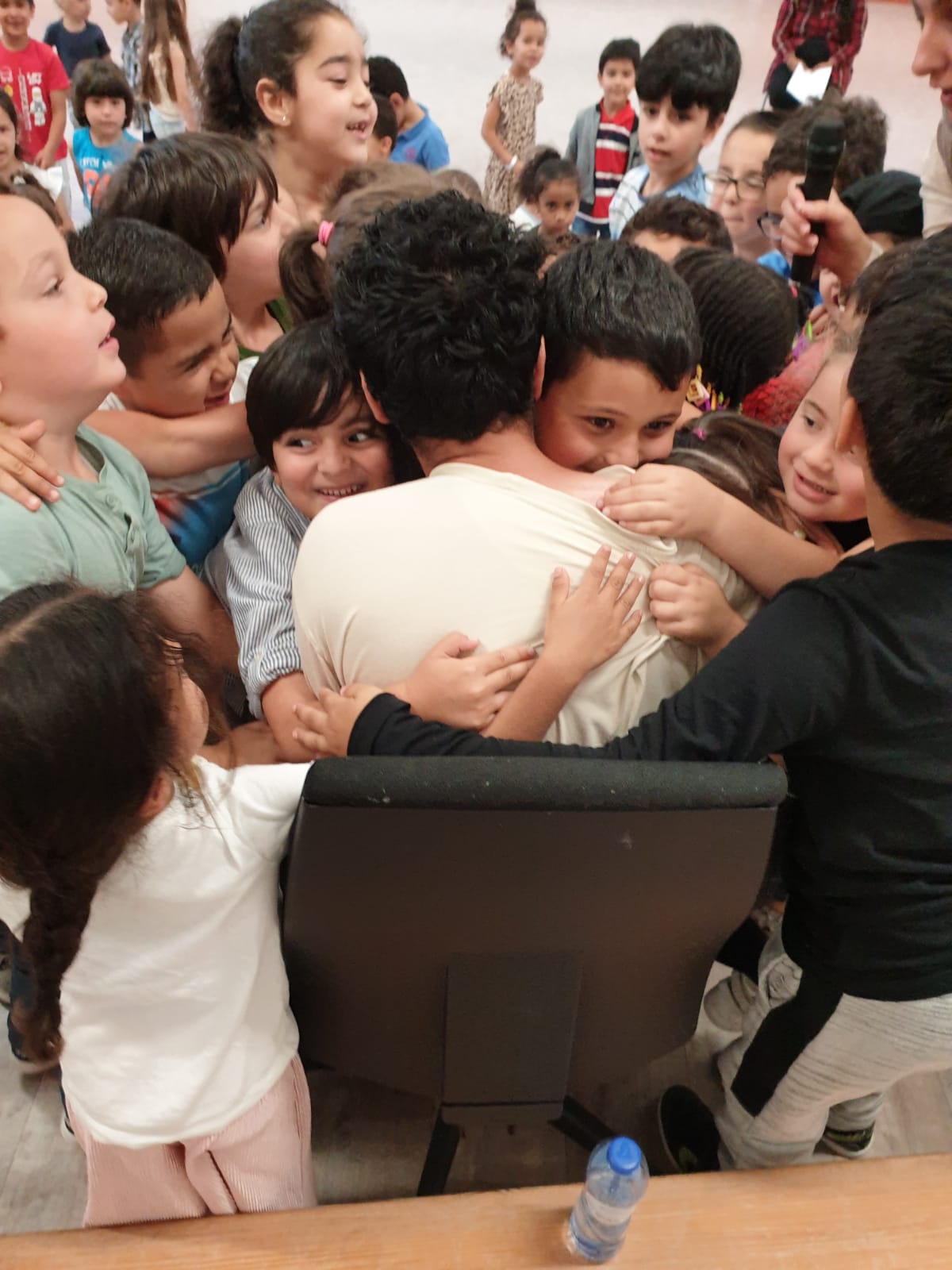 Begeleiding tijdens een educatief moment; personen zijn bewust onscherp weergegeven